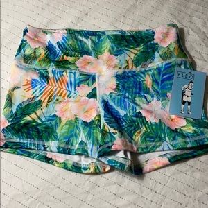 NWT size M Fleo shorts